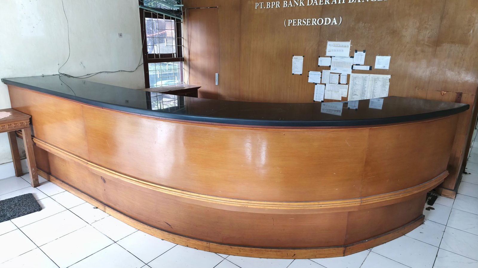 Meja pelayanan batu granit rangka kayu